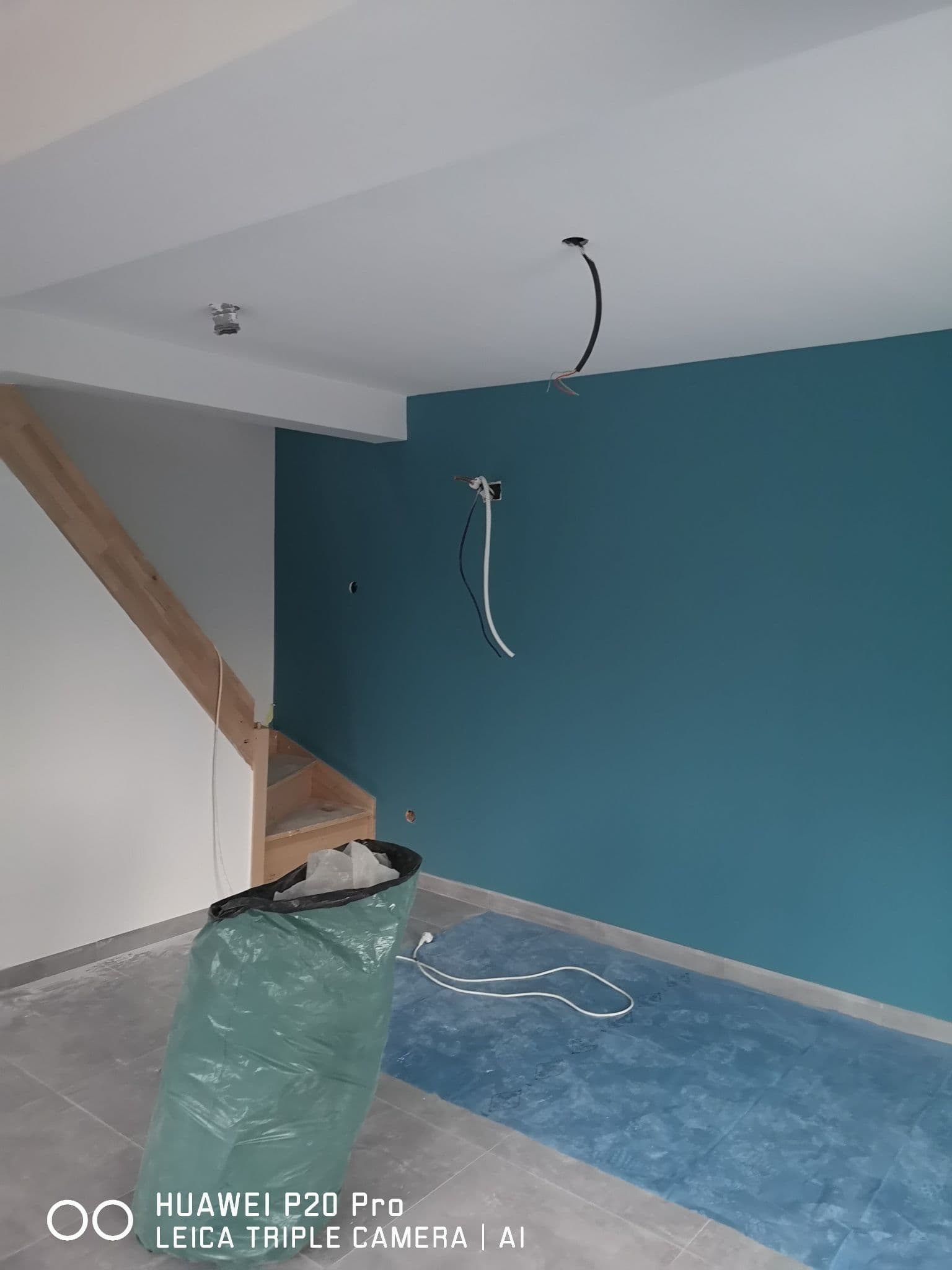Mise en peinture — mur bleu canard & cage d'escalier